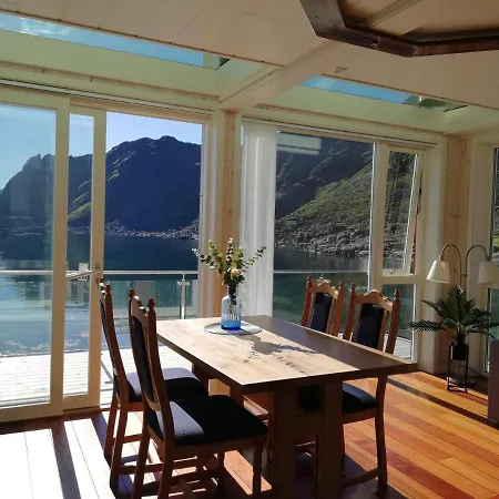 Lofotveggen Panorama 山林小屋 *